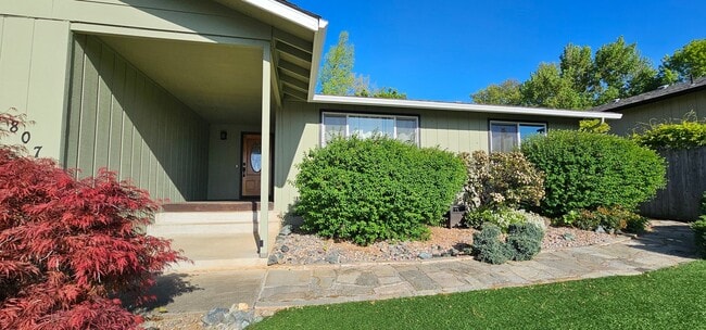Building Photo - Single Family Home in NE Grants Pass with RV Parking