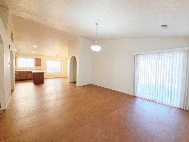 Building Photo - 3 bed 2 bath home in Huning Ranch!  Move i...