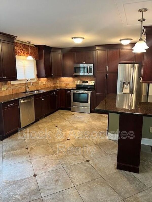Building Photo - 1608 Pineview Dr