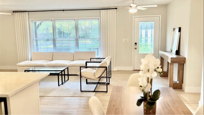 Building Photo - 1605 Ivy Dr