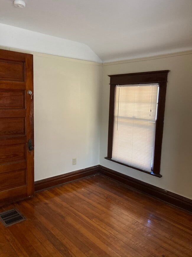 Building Photo - 817 W Vine St