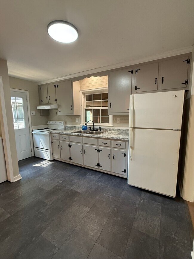 Foto del edificio - 2 Bedroom 1 Bath Rancher with Incredible Yard & Bonus Spaces