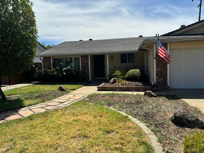 Building Photo - 2128 W La Loma Dr