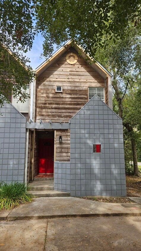 Primary Photo - 1998 Nicklaus Dr