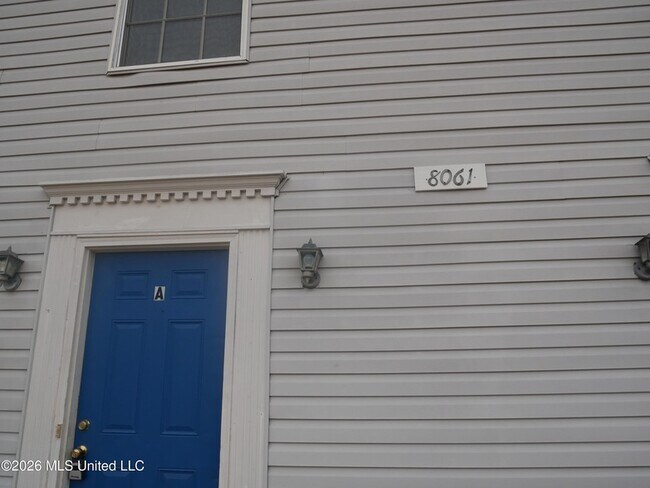Foto del edificio - 8061 Martha Ann Ln
