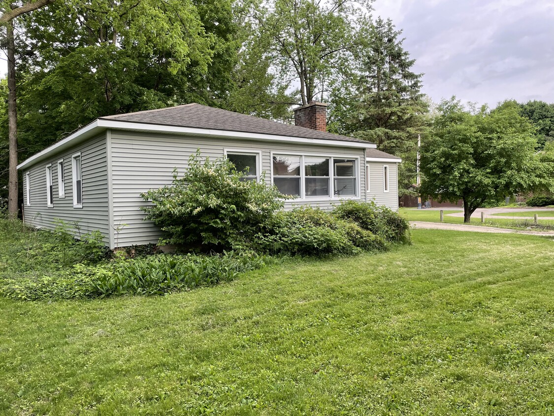 Home Front Yard - 196 N Hagadorn Rd