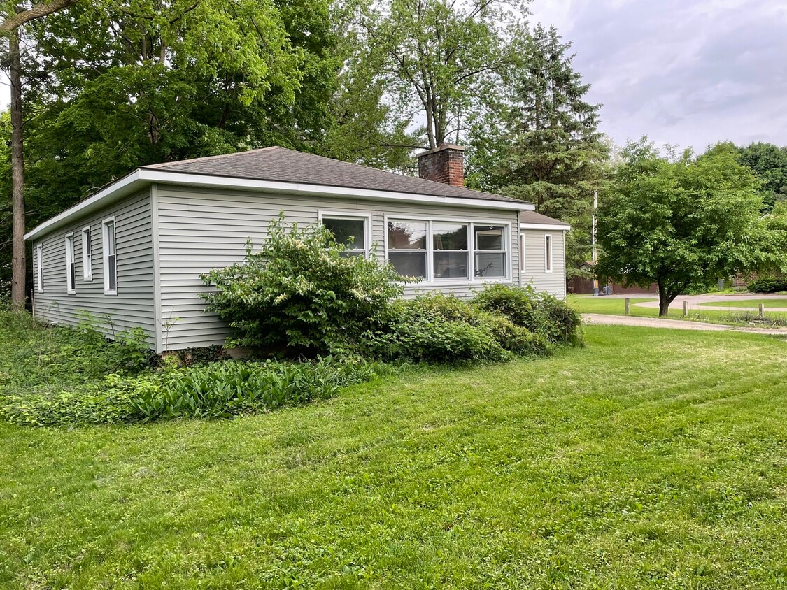 Home Front Yard - 196 N Hagadorn Rd (East Lansing, MI)