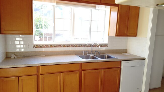 3237 Cardiff kitchen - 3237 Cardiff Ave