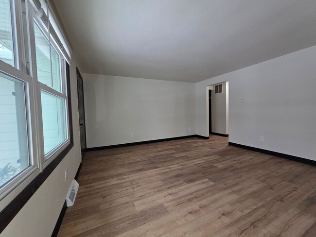 Building Photo - 1213-1215-1215 S Erie St