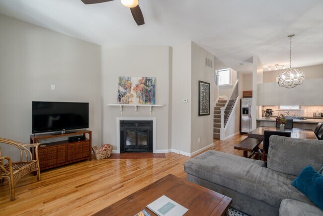 Building Photo - 2 Bed, 1 Bath Townhome in Lafayette Square!