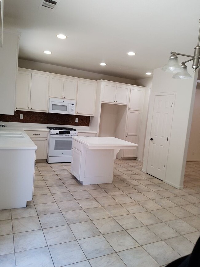 Building Photo - 4 Bedroom home in the Berry Gardens