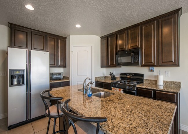 Building Photo - 4 Bed/3.5 Bath Townhome in Herriman!