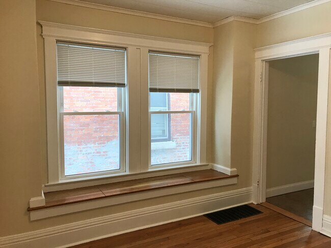 Window seat in dining room - 53 Hubbell Park