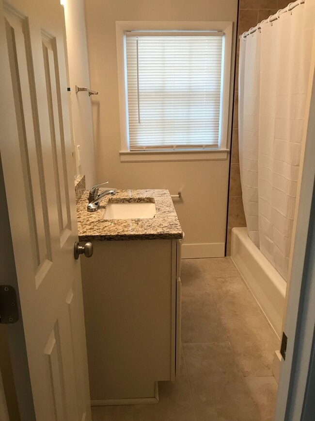 Building Photo - Beautiful Remodeled Two Bedroom House Near...