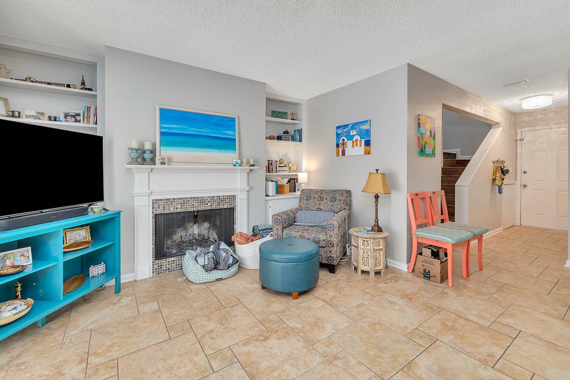 Primary Photo - 132 S Island Square Dr