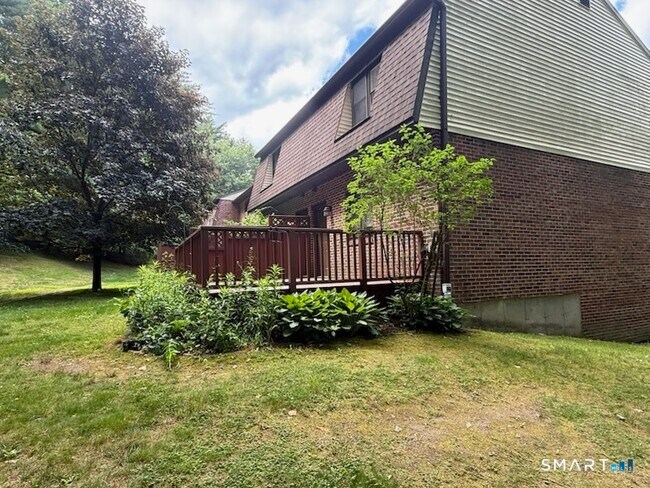 Foto del edificio - 143 Pine Hill Rd