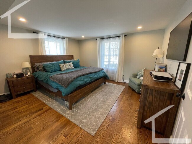 Foto del edificio - Charming 4 Bed, 2 1/2 bath in sought after...