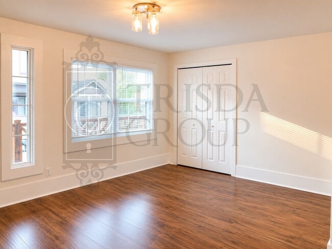 Building Photo - Avail Sept 1: Mt Washington Single Family Home w/ FENCED YARD, 2.5 Baths, Off Street Parking, AC,...