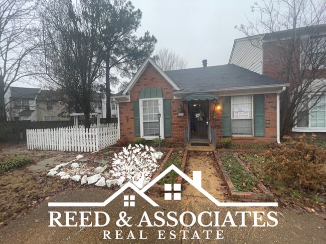 Building Photo - Updated Townhome Located in East Memphis~