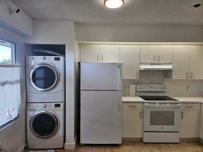 Building Photo - 550 SW 137th Ave