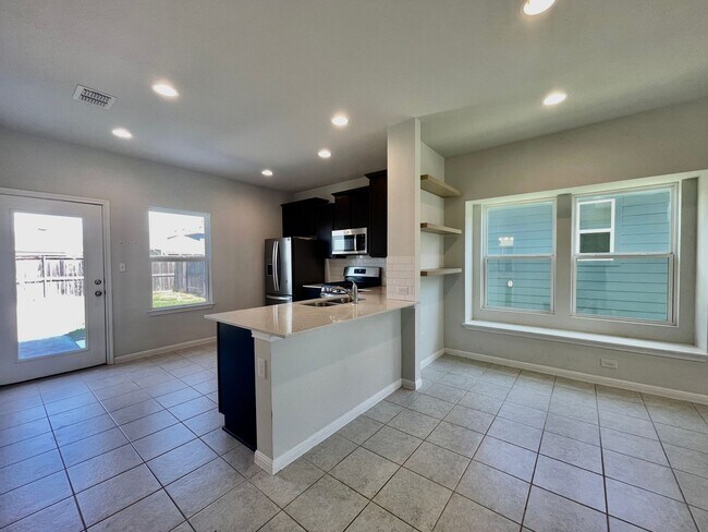 Building Photo - Newer Home in Up & Coming Neighborhood!