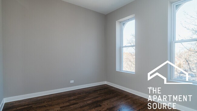Foto del edificio - 2404 S Troy St