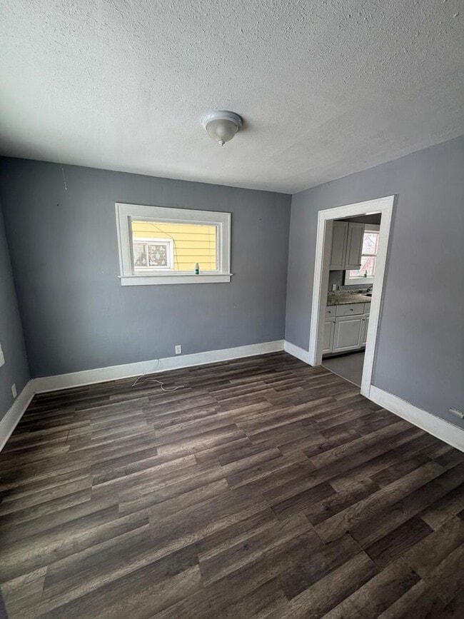 Building Photo - 3 bedroom Home Lower credit scores accepted with proof of income!!