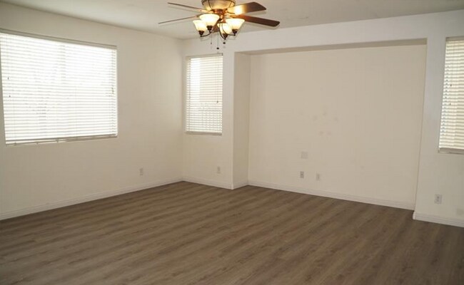 Foto del edificio - 494 Newberry Springs Dr