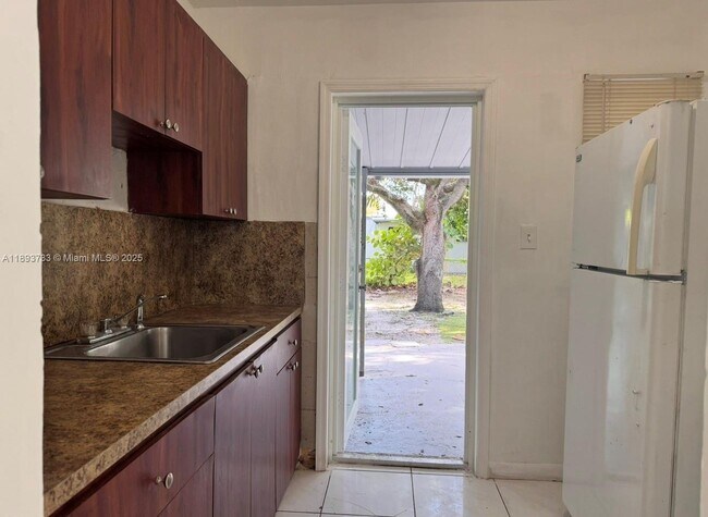 Foto del edificio - 550 NW 118th St