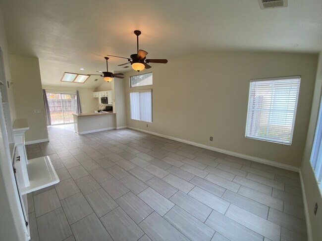 Foto del edificio - Desirable Home in SE Visalia Available Now!