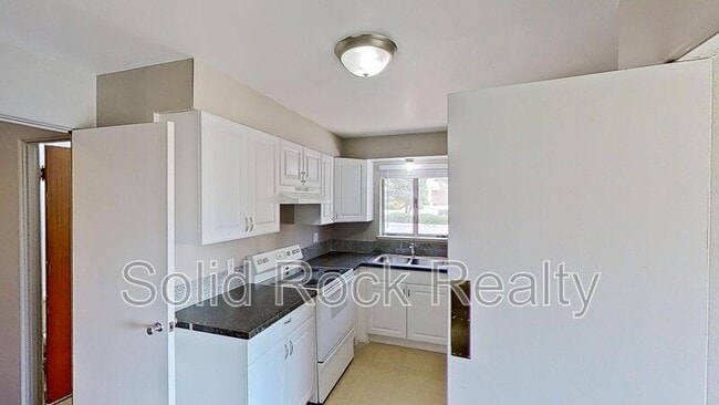 Building Photo - 1520 E Pikes Peak Ave