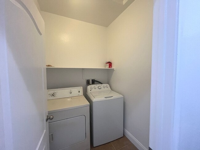 Foto del edificio - Stylish single-story living with 3 bedrooms, 2 baths, plus a versatile den — 1,489 sq ft of comfo...