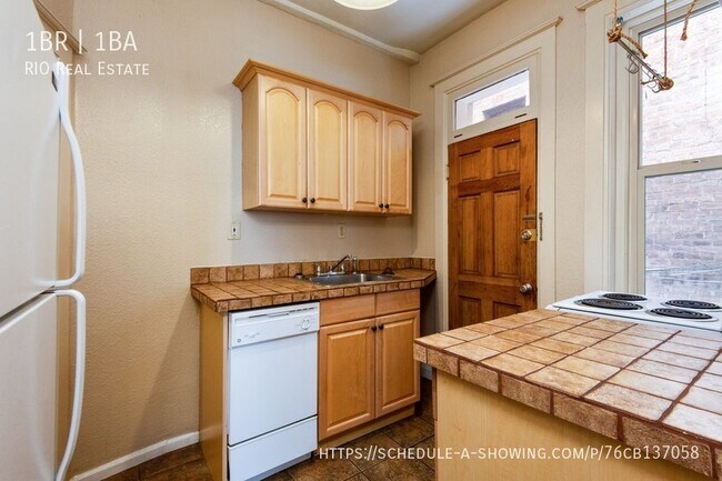 Building Photo - HUGE 1 Bedroom in Uptown!!
