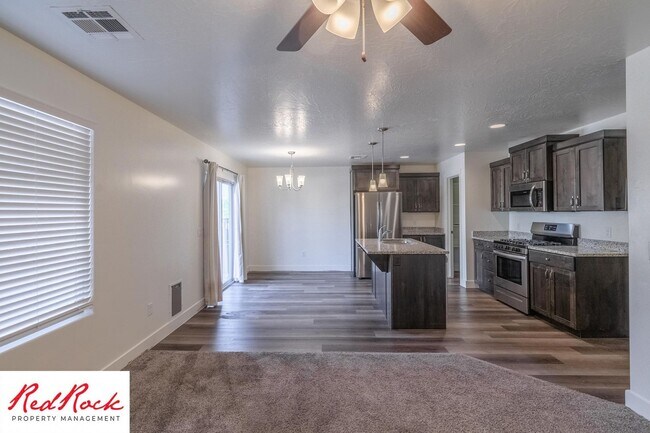 Foto del edificio - Stunning 4 Bedroom Home!