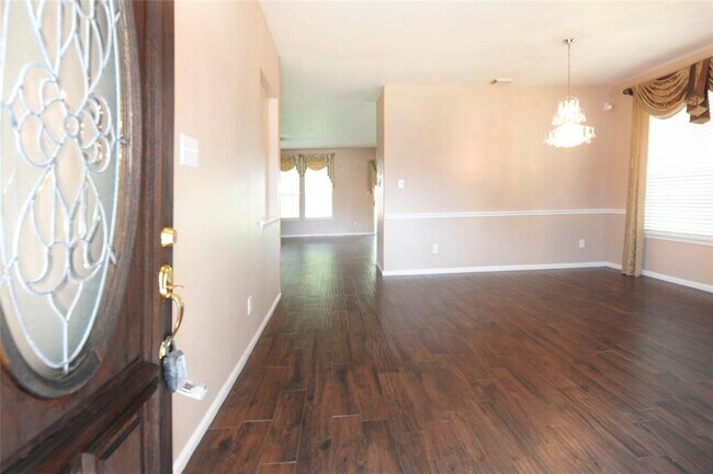 Foto del edificio - 9307 Floral Crest Dr