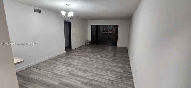 Building Photo - 400 W Park Dr