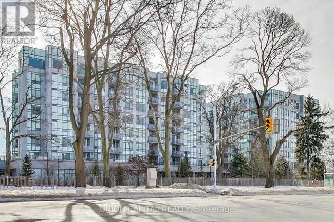 Photo du bâtiment - 3500-3500 Lakeshore Rd W