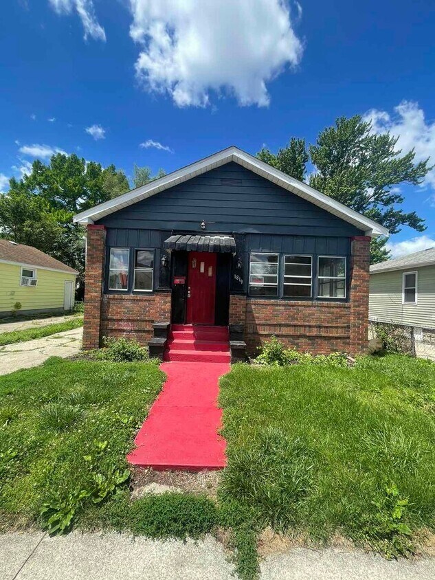 Primary Photo - COMING SOON!! Extra Large 3 Bedroom Single...