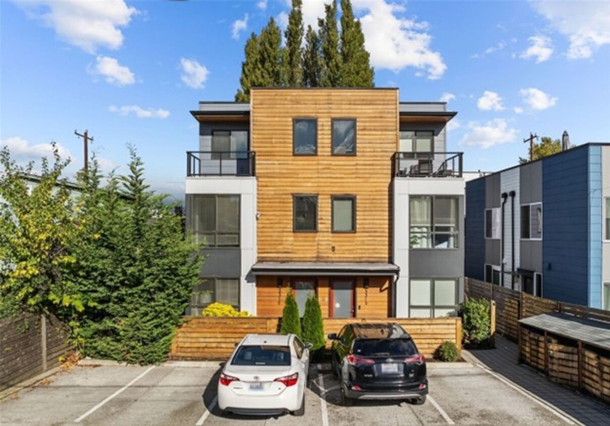 Foto principal - Modern and Sleek 3 Bed Townhome in Heart o...