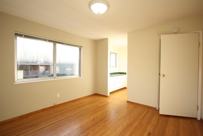 Building Photo - 96 Linda Ave