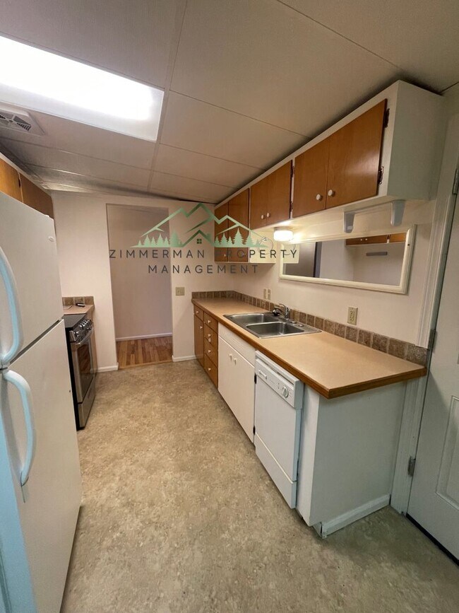 Building Photo - Quiet Friendly Street Neighborhood 3bd/1ba House