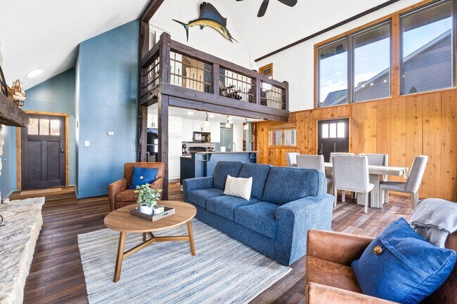 Foto del edificio - Fully Furnished 3 Bedroom Lakefront Home on Indian Lake