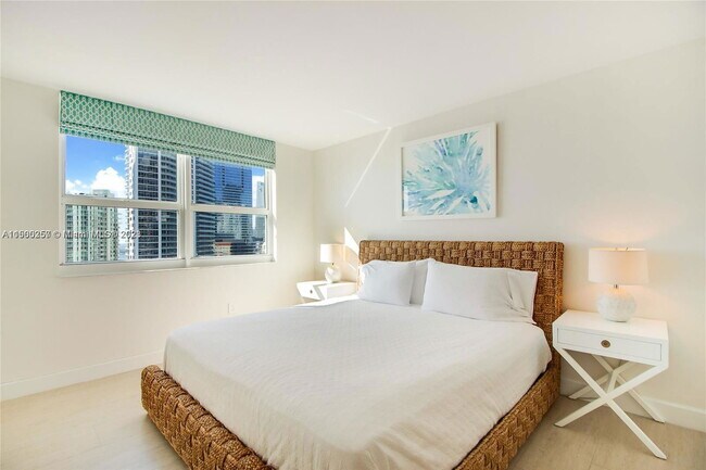 Building Photo - 1155 Brickell Bay Dr