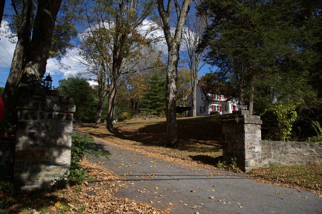 Building Photo - 171 Goldens Bridge Rd