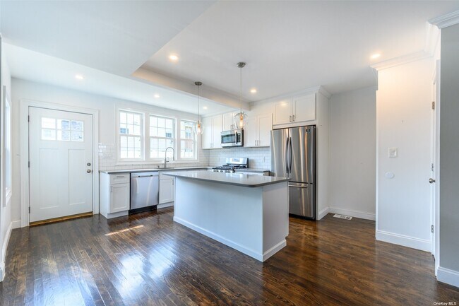 Foto del edificio - 308 Pine Hollow Rd