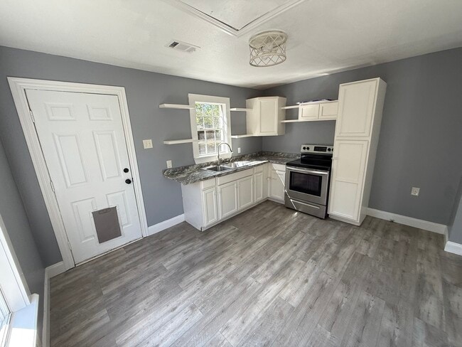 Building Photo - 401 Roosevelt Cir