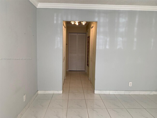 Building Photo - 1817 S Ocean Dr