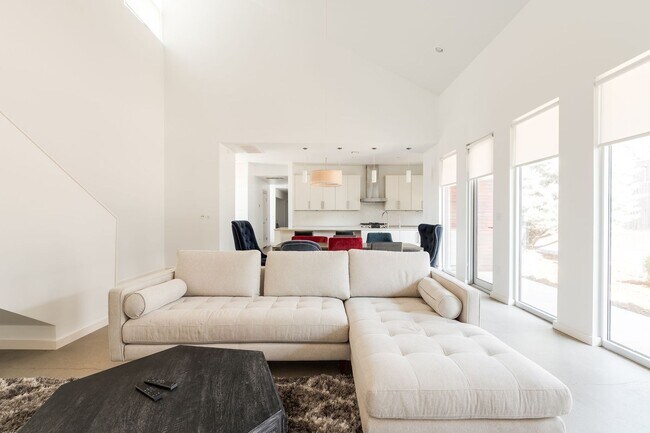 Foto del edificio - Modern Living + Downtown OKC + 3 bedrooms + 2 Car Garage