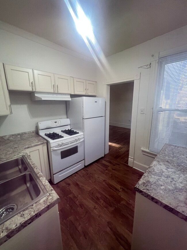 Building Photo - 226 S 4th St