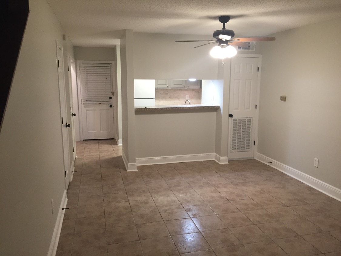 Living room - 14732 Hooper Rd